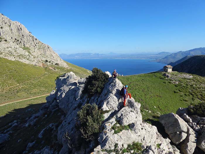 Ulli und Ronja auf den letzten Zacken des Drachenschwanzes, dahinter der Golf von Castellammare