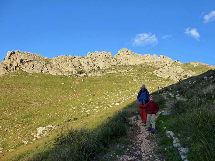 rundum zufriedene Damen am Wanderweg zurück zum Parkplatz