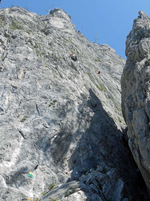 unter der Pfeilerwand die Abzweigung zur Hängebrücke