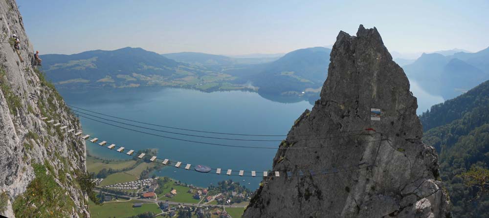 die Seilbrücke aus der Pfeilerwand; man beachte den müden Wandersmann links