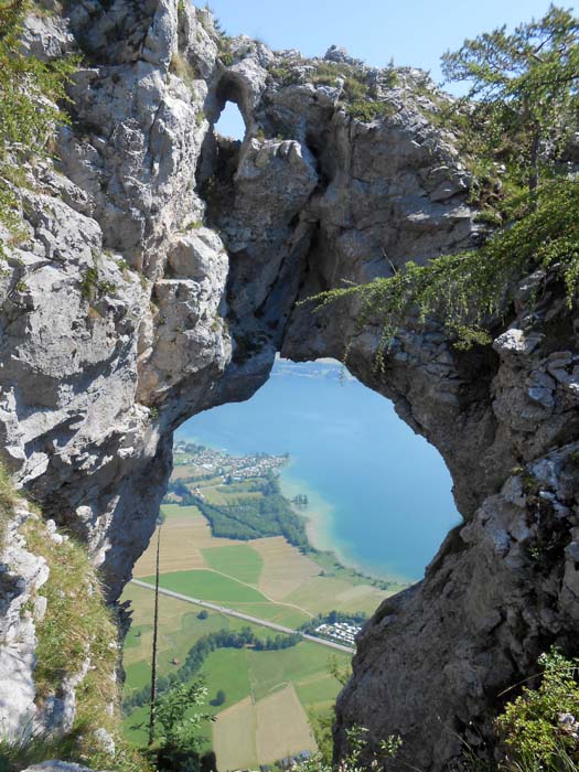 gleich hinterm Gipfel kam der Teufel - dereinst auf Jungfernflug mit einer aufmüpfigen Köchin - vom Kurs ab (Konzentrationsschwäche aufgrund unflätigen Gekreisches der Küchenchefin) und riss dabei das Drachenloch aus dem Grat. Na Mahlzeit.