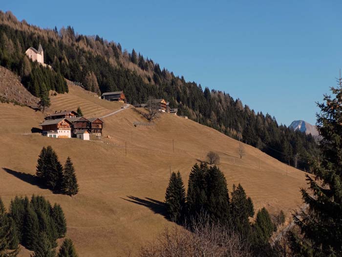 der Aufstieg beginnt im Osttiroler Gailtal, knapp vor der Grenze zu Kärnten; nach knapp 300 Höhenmetern erreichen wir den kleinen Weiler Kirchberg mit seiner hübschen Kapelle