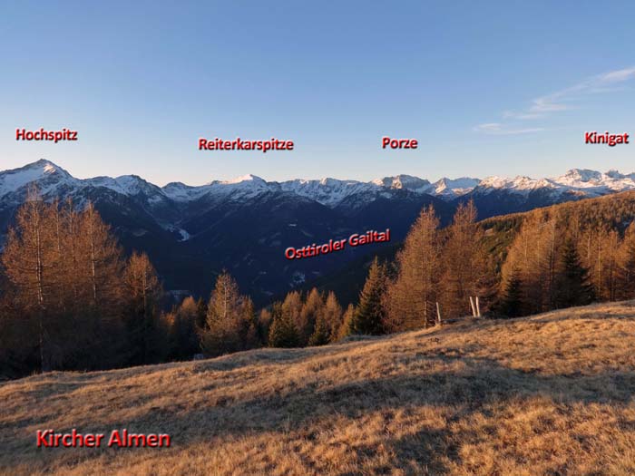 Blick von der Alm gegen Südwesten auf den Karnischen Hauptkamm