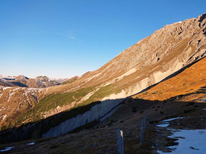 am Hals (Nieschensattel) kreuzen wir den Höhenweg in Richtung Steinrastl und Tamerlanhöhe