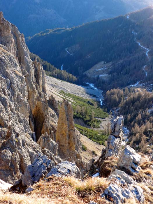 splittrige Rinnen und schmale Sporne: Lawinenabgänge und Unwetter können zum Verlegen der markierten Trasse zwingen