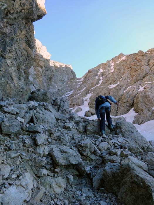 etwas weiter oben in einer felsigen Schlucht wird der Aufstieg definierter