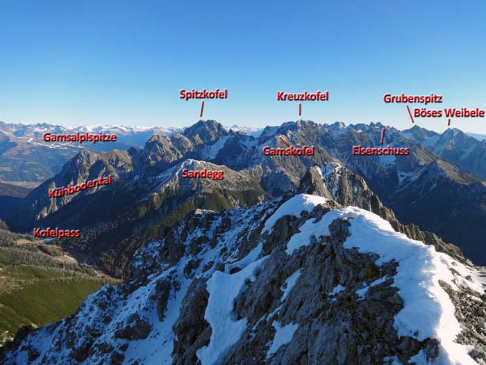 links daneben in Verlängerung des Grates die zentralen Lienzer Dolomiten