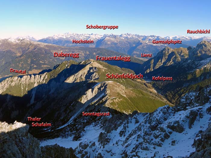 im N geht der Blick über Drau- und Iseltal zu den Hohen Tauern