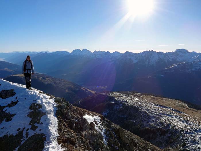 der Weiterweg am Grat hinüber zum Westgipfel verlangt einiges an Kletterfertigkeit; Blick gegen SO auf Julische Alpen (ganz links hinten), Hohe Warte (links der Mitte) und Monte Peralba (rechts)