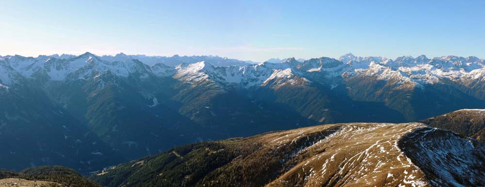 Panorama des Karnischen Hauptkamms von Hochspitz bis Kinigat, dahinter die italienischen Dolomiten; um auf das breite Feld des Steinrastl zu gelangen ...
