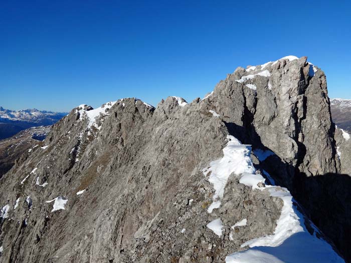 ... kann man den herben Grat hinüber zum Eggenkofel-Westgipfel klettern; Bergwanderer werden hier schnell an ihre Grenzen kommen