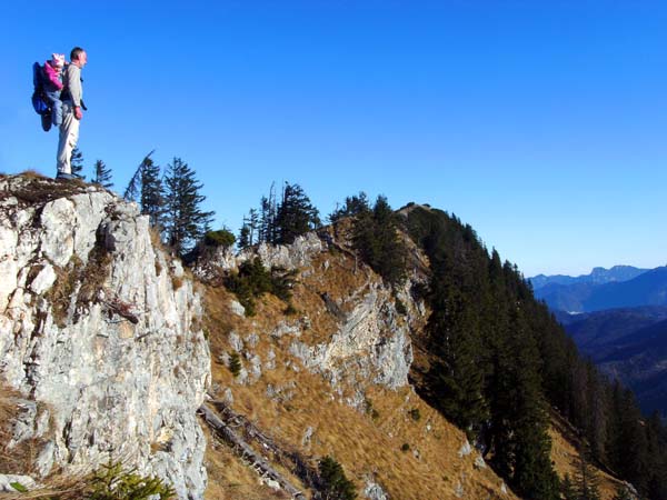 auf der Höhe des SW-Grates, der Eibenbergschneid; ganz rechts hinten die Kremsmauer