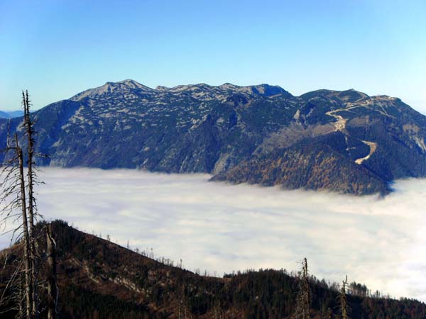 im W das Höllengebirge, rechts der Feuerkogel