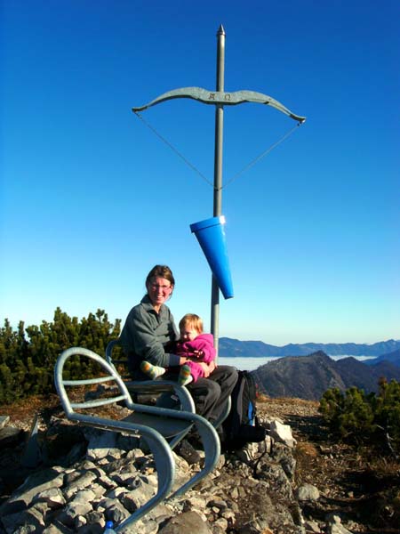 das originelle Gipfelkreuz samt Sitzgelegenheiten wurde von Schülern der Berufsschule Attnang-Puchheim gestaltet