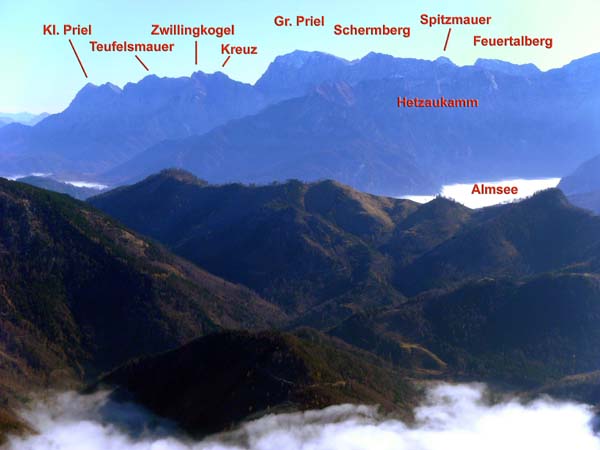 Gipfelblick auf die höchsten Berge des Toten Gebirges im OSO