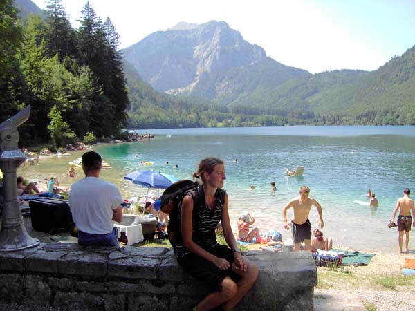 Badebetrieb am Vorderen Langbathsee, darüber der Brunnkogel