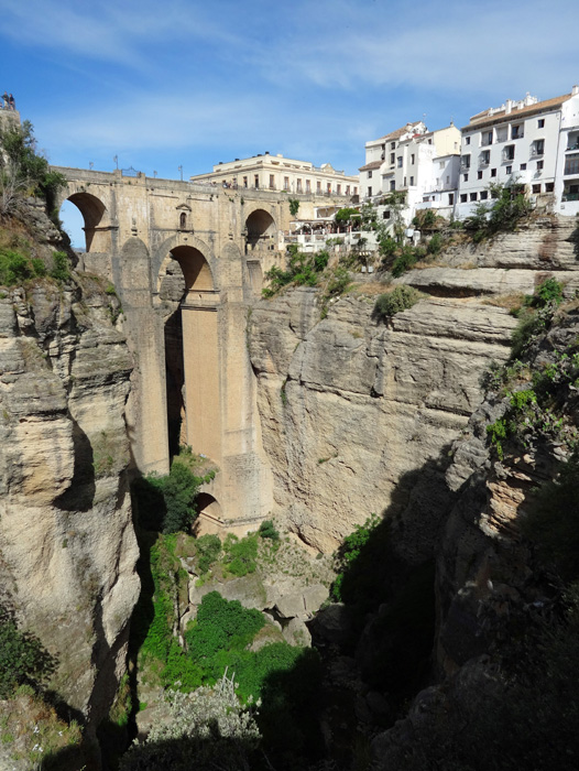 die Puente Nuevo aus dem 18. Jh. verbindet über die 100 m tiefe Schlucht des Tajo die alte mit der neuen Stadt, ...