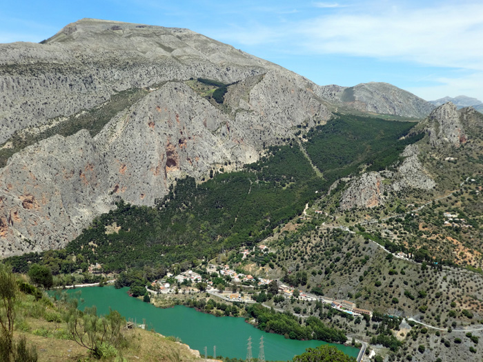 ... El Chorro, Traumziel vieler Kletterer; hier von SW, vom hochgelegenen Bobastro-Stausee