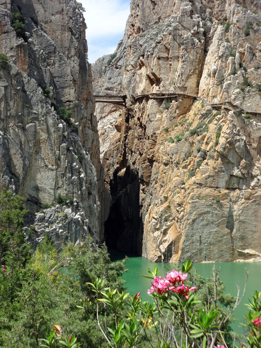 der Fluss Guadalhorce hat sich hier 180 m in den Kalkfels gegraben