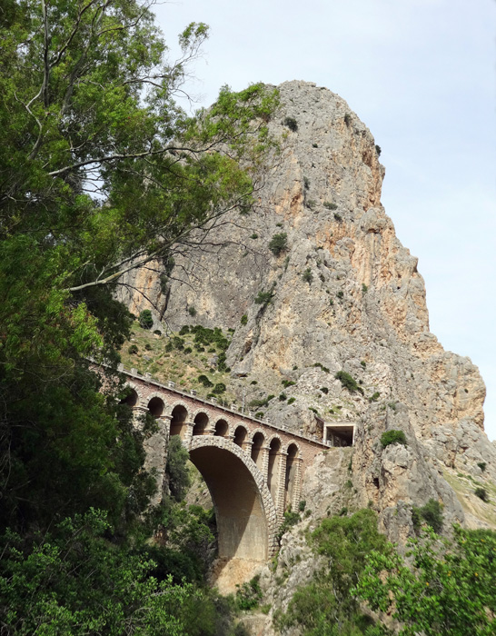 auf den letzten Metern nach El Chorro passiert man die kühne Eisenbahntrasse an den Klettersektoren Castrojo und La Cañada, ...