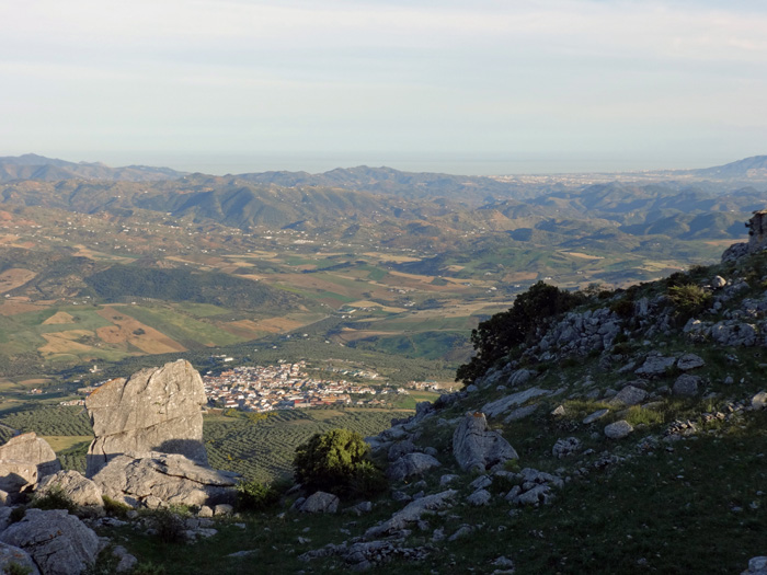 von der Aussichtsplattform Las Ventanillas - zwei Minuten vom Parkplatz - blickt man im SO bis Málaga und zum Mittelmeer; gleich links unterhalb ...