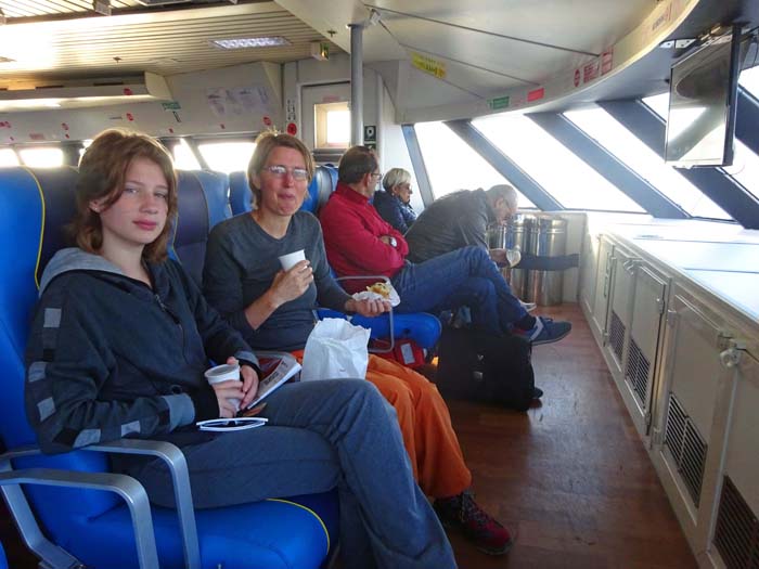 zwei verschlafene Mädels beim Frühstück auf einem Fährboot der Liberty Lines vor der westsizilianischen Hafenstadt Trapani