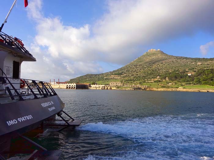 erste Station auf der Überfahrt zu den Ägaden ist die Hauptinsel Favignana (Favonio = Föhn); in 314 m Höhe das im Verfall begriffene Castello Santa Caterina mit lohnender Aussicht auf den Hauptort und das Meer; im Sommer kommen zu den gut 4000 Einwohnern siebenmal so viele Touristen