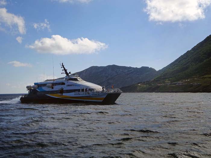 das Tragflügelboot läuft in den Hafen ein; Marèttimo ist die höchste und wildeste Insel der Ägaden