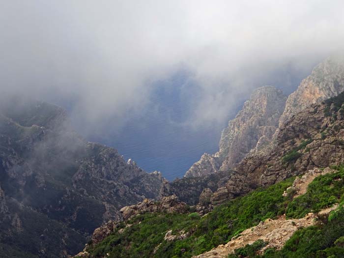 ein Wolkenfenster gewährt kurz Einblick in die wilde Westseite der Insel