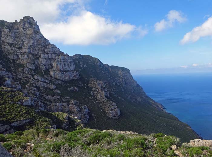 unten an der Küste entlang führt ein weiterer bez. Wanderweg zur Cala Bianca, einer Badebucht an der Nordwestseite der Insel