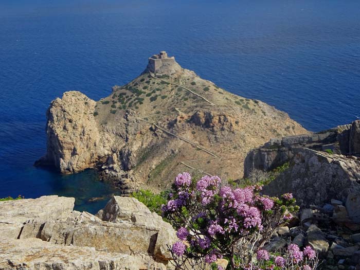 am Weg über den Pizzo Madonnuzza wechseln wir ein paarmal die Kammseite und stehen plötzlich direkt über der Normannenfestung