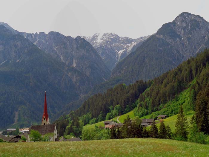 der Feierabendbühel (rechts) von Norden; hinter dem Kirchturm von Oberthal der Gamsbachgraben mit dem abschließenden Eggenkofel