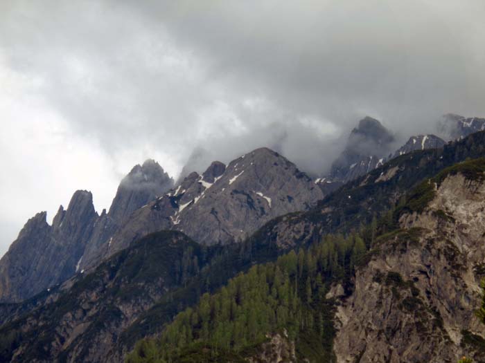 Blick gegen Osten auf die Türme des Spitzkofel-Nordgrates, genau in Bildmitte die Gamsalplspitze (s. Archiv)