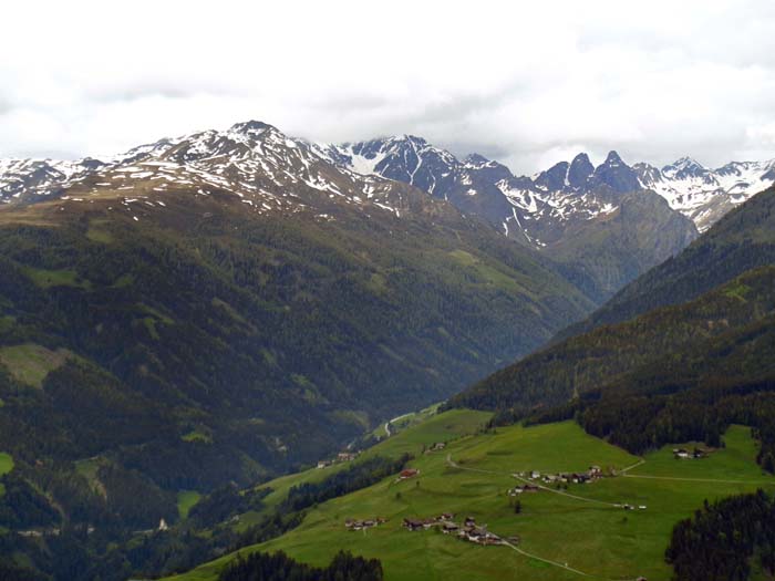 im NW die Villgratner Berge mit Finsterkofel, Gölbner und Arnhörner