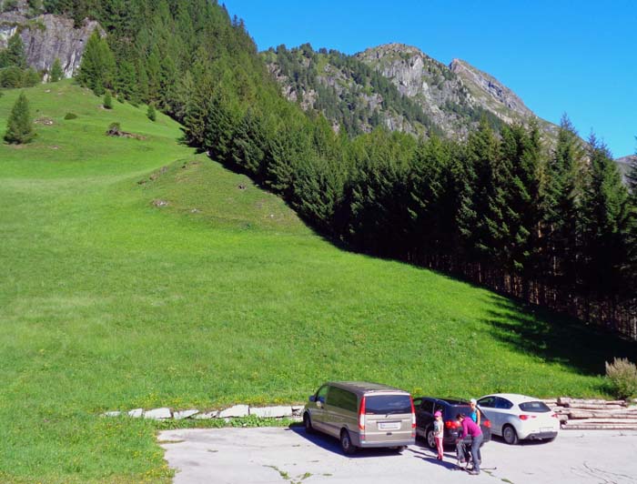 der Aufstieg beginnt entweder schon in Hinterbichl im hintersten Virgental oder - wie hier - 200 Hm darüber am Groderhof; der Finsterwitzkopf ist die felsige Kuppe rechts der Bildmitte, der halb versteckte schärfere Keil ist die über 500 m höhere Schlüsselspitze, die vom Finsterwitz über den Göriacher Almkopf nur kletternd erreichbar ist