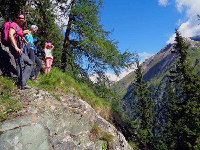 ... erreichen wir schnell den Hochwald, der uns immer wieder mit ausgesetzten Passagen überrascht; Blick ins Dorfertal