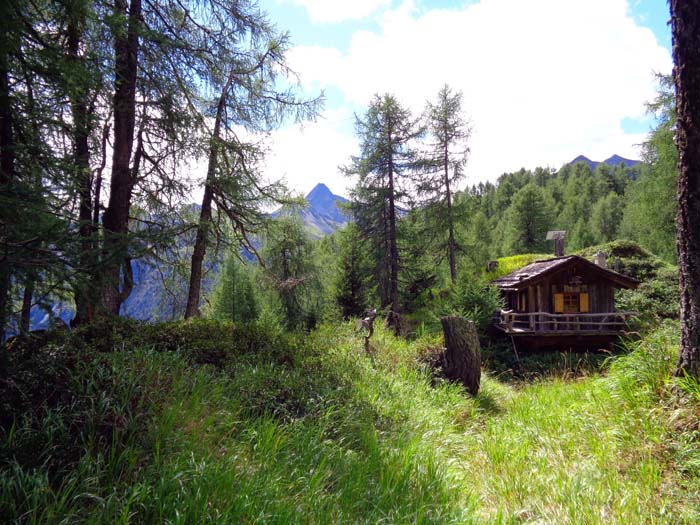 Jagdhütte am langgestreckten Südkamm, in der Mitte der Lasörling