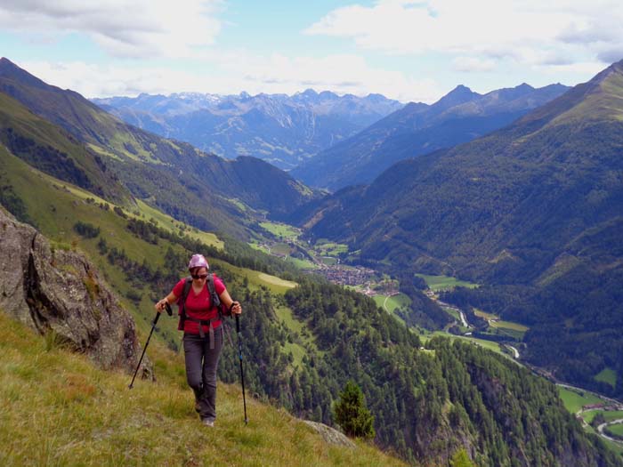 nach einem schmalen Schartl folgt der felsdurchsetzte Gipfelhang; Birgit auf den letzten 200 Höhenmetern, Blick auf Virgental und Schobergruppe