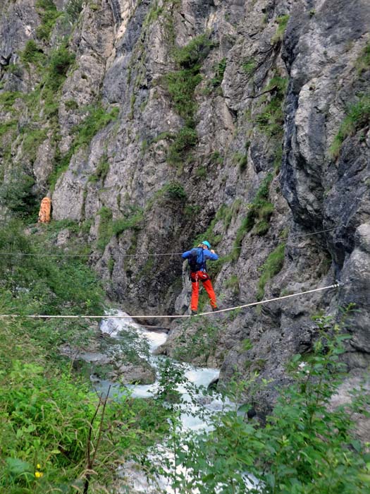 gleich gegenüber handelt sich Ulli über die Galitzenbach-Seilbrücke zum Einstieg ...