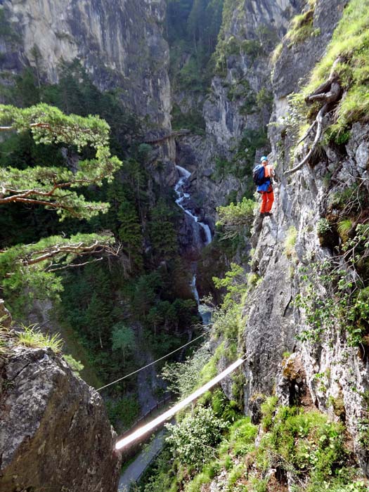 Ulli bleibt am Normalweg; vom „Götterquergang“ sieht man schön in die Schlucht hinunter - der Klammklettersteig leitet links des Bachs bis unter die Holzstege des Wasserschaupfades hinauf