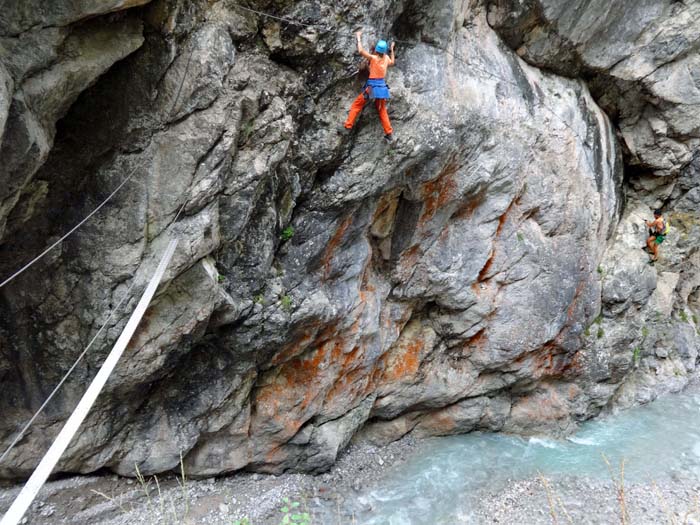 Ulli am Ende der Schluchttraverse, wo erneut eine Seilbrücke den Galitzenbach überspannt