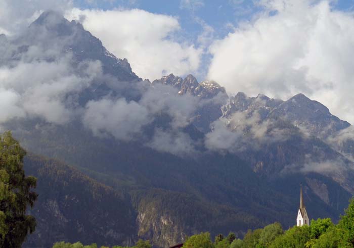 der Kühbodenkamm vom Spitzkofel bis zur Gamsalplspitze (ganz rechts über dem Leisacher Kirchturm) von NO