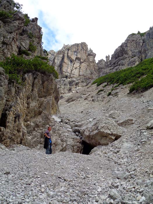 ... und betritt die Schlucht; an der scheinbar sperrenden Turmwand links vorbei