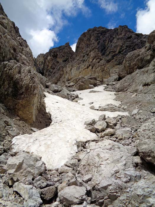 hoch oben ragt das Ende eines Stahlseils aus dem Schnee; etwas weiter hält man sich rechts hinaus - was uns so kurz nach der Schneeschmelze zu dreckig war