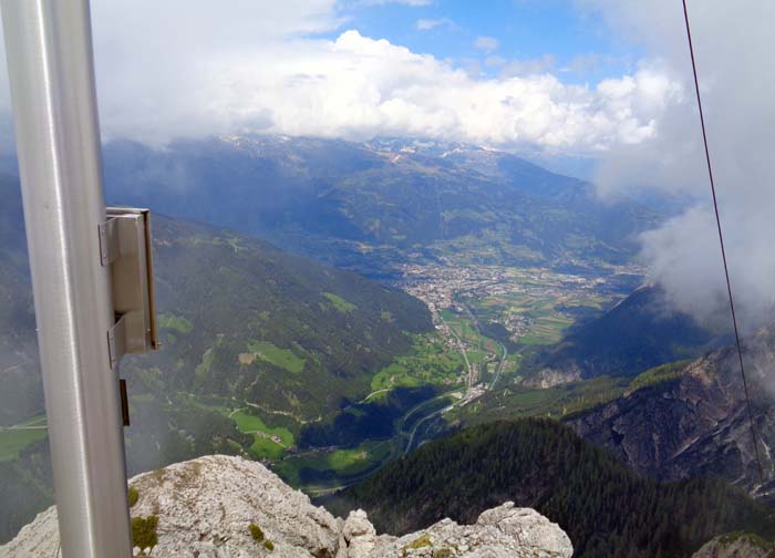 Tiefblick auf die Sonnenstadt Lienz - in der Tat kann man heute die wolkenfreien Gipfel an den Fingern einer Hand abzählen