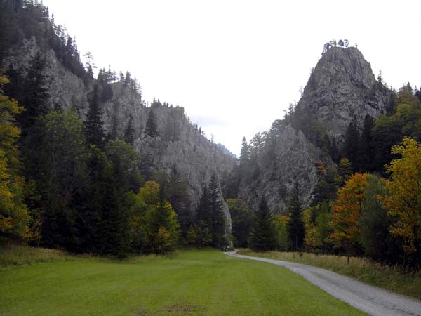 schon bei der Zufahrt nach Hinternasswald hat man eine Engstelle zu passieren, an der der Fluss durch einen Stollen geleitet wird, um für die Straße Platz zu schaffen; im Bild ein weiteres Nadelöhr auf dem Weg zu den Kahlmäuern - die romantische Reißtalklamm