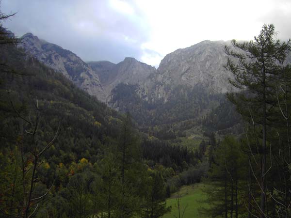 Blick v. NW auf die Kahlmäuer; das „Wilde Gamseck“ liegt rechts außerhalb des Bildes, von den weiteren rund 50 alten Anstiegen werden heute nur mehr Wildfährte und Bärenloch (Klettersteige, B und 1) häufig begangen