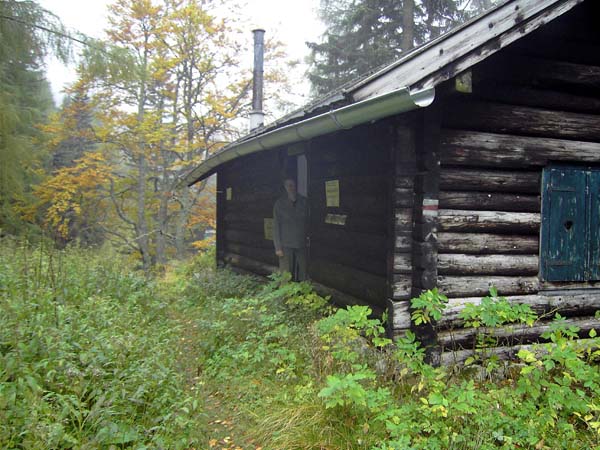 über den Nasskamm, die Waldbrücke zwischen Rax und Schneealpe, erreichen wir die Zimmermannhütte, ...