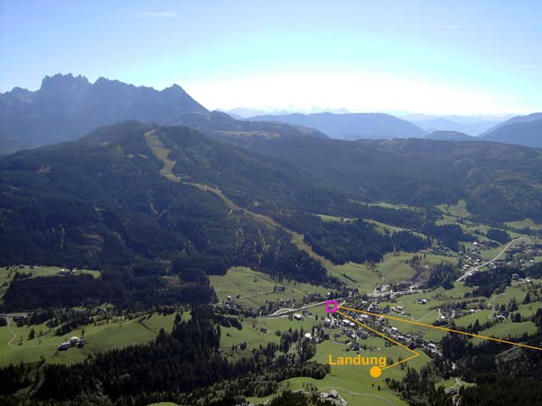 auf dem Flug nach Rußbach, dahinter der Gosaukamm