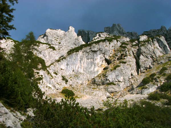 das Kühkarl am Wandfuß; rechts hinauf der Normalweg (Güttlersteig) auf Gamskarköpfl und Sonneck, links hinauf geht’s zum Klettersteig-Einstieg